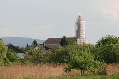 Vom Dammfeld aus Richtung der Kläranlage ist der eingerüstete Turm mit dem Fangnetz gut zu sehen.