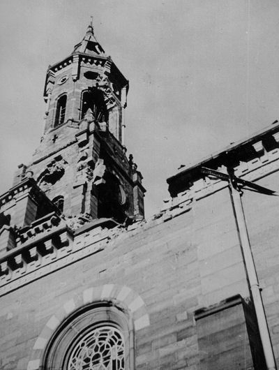Es grenzt an ein Wunder, dass der Turm stehen blieb.
Große Teile des Kirchenschiffes sind ausgebrannt uns eingestürzt.

Auch der Turm wurde von zahlreichen Treffern durchlöchert.
