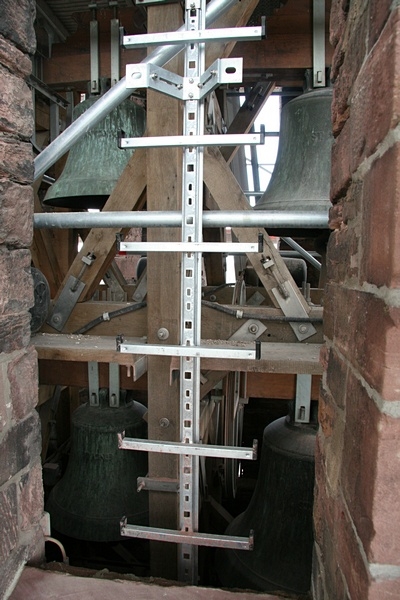 Die teils verfaulten Schallläden wurden mittlerweile alle entfernt.

So kann man von außen alle 4 Glocken sehen.
