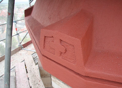 Solche Details, wie diese 8 Reliefs am Turmhelm sind mit bloßem Auge von unten nicht zu erkennen.