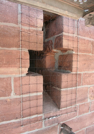 Alle Öffnungen in den Turm müssen âtaubensicherâ gemacht werden.

Daher werden vor alle Öffnungen Netze aus witterungsbeständigem Material gespannt.

Diese sind von unten mit bloßem Auge nicht erkennbar.
