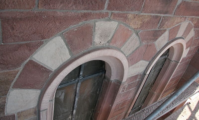 Jetzt noch ein Blick auf die Bogenfenster unterhalb der Glockenstube.

In diesen Bereich mussten die meisten Fensterlaibungen komplett durch neue Sandsteinelemente ersetzt werden.

Die alten Teile waren so verwittert, dass eine Erhaltung der Elemente nicht möglich war. 
