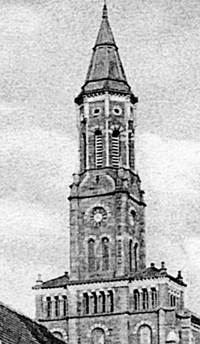So sah die Turmuhr vor der Zerstörung im Krieg aus.

Das Ziffernblatt war kleiner als heute und ein Stück in den Turm zurückversetzt.
An diesem hohen Kirchturm wirkten diese Ziffernblätter etwas zu klein.

Zudem kann man erkennen, dass die Uhr römische Ziffern hatte.
