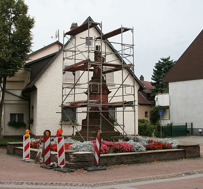 Aber nicht nur wir renovieren fleißig.
Auch die Stadt saniert gerade das Kriegerdenkmal neben der Kirche.
Mit unserer Turmsanierung hat dies jedoch nichts zu tun.
