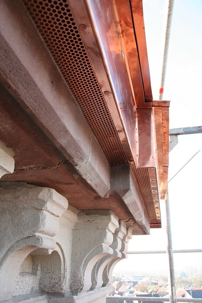 Die Kanten wurden ringsum mit Kupferblech verkleidet.
Unten, hinter den Abtropfkanten wurde Lochblech verwendet, damit der Beton auch zukünftig noch âatmenâ kann.
