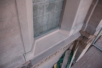 Mittlerweile wurden bereits neue Sandsteine eingesetzt.

Hier sieht man einen neuen Gesimsabschnitt und eine neue Fensterbank.

