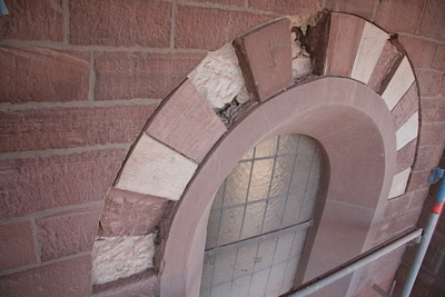 Auch die Zierbögen über den Fenstern müssen stellenweise erneuert werden.
Gerade der weiße Sandstein hat über die Jahrzehnte stark gelitten.
