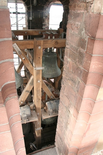 Abschließend noch ein Blick von außen auf die Glocken.

Mittlerweile sind diese Maueröffnungen wieder durch die Schallläden verschlossen.
