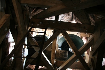 Abschießend noch Blick durch eben diese Einstiegsluke noch oben in die Glockenstube.